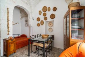 a room with a bed and a table in a room at Casa Vacanze Cattedrale in Ostuni