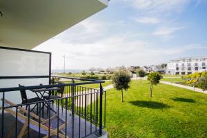 Elle comprend un balcon offrant une vue sur un parc. dans l'établissement -YSA- VUE MER - parc de la thalasso avec piscine, à Concarneau