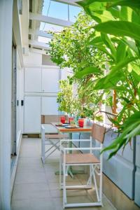 Μπαλκόνι ή βεράντα στο 360 view in roof top appartment with patio