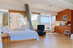 Ένα ή περισσότερα κρεβάτια σε δωμάτιο στο 360 view in roof top appartment with patio +14 φωτογραφίες