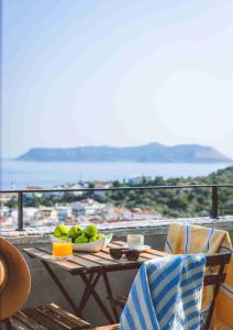 una mesa con un bol de fruta en el balcón en Aphrodite Hotel Kaş, en Kas