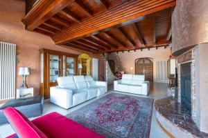 Zdjęcie z galerii obiektu Villa Rosaria con spa e piscina interna w mieście Gioiosa Marea