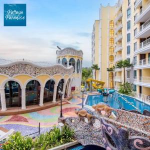 une piscine dans un complexe avec piscine dans l'établissement Espana Hotel Jomtien Beach Pattaya, à Jomtien Beach