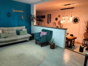 ein Wohnzimmer mit einem Sofa und einem Tisch in der Unterkunft Hermosa casa de descanso in Romita