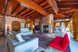 Zdjęcie z galerii obiektu Villa Rosaria con spa e piscina interna w mieście Gioiosa Marea