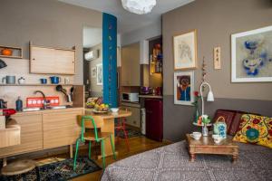 O zonă de relaxare la Living like in a cottage in the center of Athens +56 fotografii