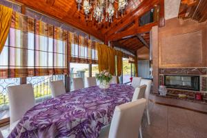 Zdjęcie z galerii obiektu Villa Rosaria con spa e piscina interna w mieście Gioiosa Marea