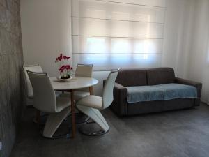 a living room with a table and chairs and a couch at HappyKids bb Venice in Campalto +22 photos
