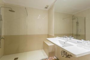 Kúpeľňa v ubytovaní Hostal Rodas Pamplona