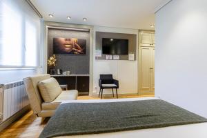 Televízia a/alebo spoločenská miestnosť v ubytovaní Hostal Rodas Pamplona