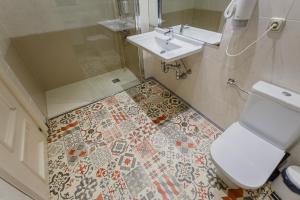 Kúpeľňa v ubytovaní Hostal Rodas Pamplona