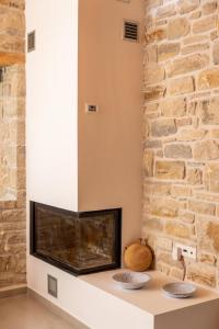 2 bols sur un comptoir près d'une cheminée dans l'établissement Nature Villa Yasemi, à Kamilárion