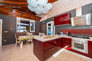 Zdjęcie z galerii obiektu Villa Rosaria con spa e piscina interna w mieście Gioiosa Marea +37 zdjęć