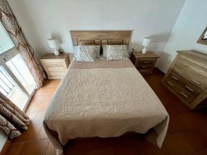 Łóżko lub łóżka w pokoju w obiekcie Apartamento en el casco histórico, a 5 min playa.