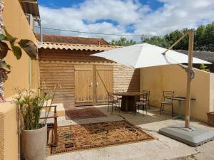 Patio nebo venkovní prostory v ubytování Gîte l'atelier de Phil et Delfe