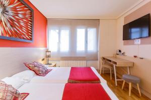 Posteľ alebo postele v izbe v ubytovaní Hostal Rodas Pamplona