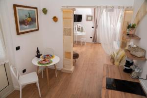una sala de estar con una mesa pequeña y una mesa en Il Varco Antico, en Brindisi