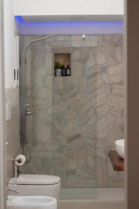 Un baño con ducha, inodoro y lavabo. en Il Varco Antico, en Brindisi