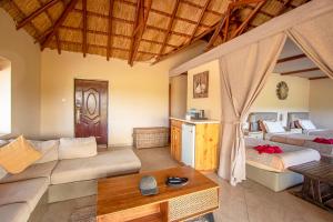 מיטה או מיטות בחדר ב-Mopani Safari Lodge