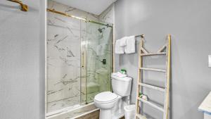 un bagno con doccia e WC di Completely Renovated Luxury 3 Bedroom Beach Front Condo in Destin! a Destin Altre 16 foto