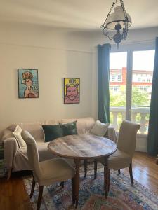 a living room with a couch and a table at Appartement chateau de Vincennes JEUX OLYMPIQUES in Vincennes