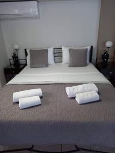 1 cama con 2 almohadas y 2 toallas. en Dolce Vita - In the heart of Lefkada - Lefkada BnB en Lefkada