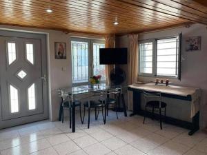 Televízia a/alebo spoločenská miestnosť v ubytovaní Dolce Vita - In the heart of Lefkada - Lefkada BnB + 14 fotografií