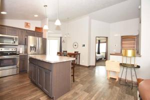 Una cocina con encimera y comedor. en The Harrisburg Hideaway, en Harrisburg