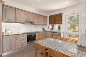 Køkken eller tekøkken på Vila Caraibas - Vilamoura - by HDproperties