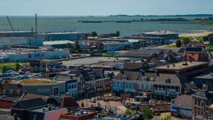 Pemandangan umum bagi Lemmer atau pemandangan bandar yang diambil dari hotel