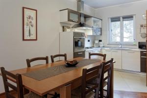 kuchnia z drewnianym stołem i jadalnią w obiekcie Apartment Maritea by Rent Istria w mieście Umag +30 zdjęć