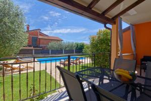 balkon ze stołem i miską owoców w obiekcie Apartment Maritea by Rent Istria w mieście Umag