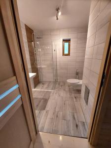 a bathroom with a tub and a toilet and a sink at Siedlisko nad Białką in Głuchołazy