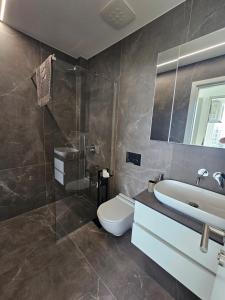 Ένα μπάνιο στο Bistrica Sea view Apartment