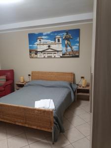 1 dormitorio con 1 cama y una foto en la pared en Il Roseto en Coppito
