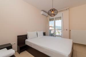Katil atau katil-katil dalam bilik di SithoniaRS 2nd Floor Center Apartment with amazing Seaview