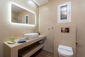 Bilik mandi di SithoniaRS 2nd Floor Center Apartment with amazing Seaview +35 gambar