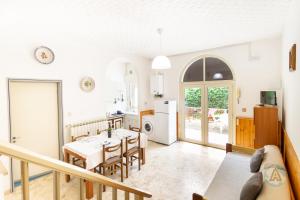 a kitchen and dining room with a table and chairs at Villetta a schiera nella Pineta di Silvi Marina in Silvi Marina +18 photos