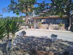 Vonkajšia záhrada v ubytovaní Alonaki Seafront Cottage