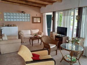 Televízia a/alebo spoločenská miestnosť v ubytovaní Alonaki Seafront Cottage