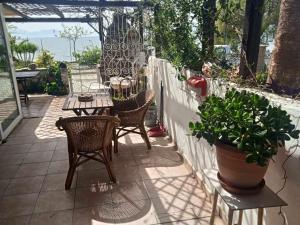 Balkón alebo terasa v ubytovaní Alonaki Seafront Cottage