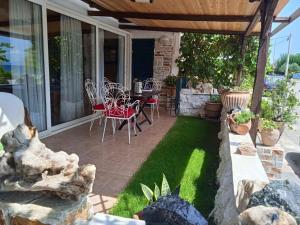 Vonkajšia záhrada v ubytovaní Alonaki Seafront Cottage