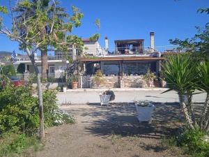 Vonkajšia záhrada v ubytovaní Alonaki Seafront Cottage
