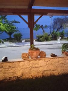 Vonkajšia záhrada v ubytovaní Alonaki Seafront Cottage