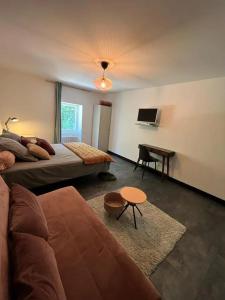 Posezení v ubytování Logis Hotel restaurant de la Poste