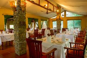 Majoituspaikan Mbuzi Mawe Serena Camp ravintola tai vastaava paikka