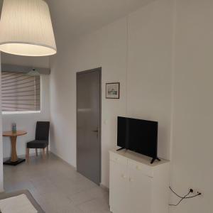 Televízia a/alebo spoločenská miestnosť v ubytovaní Lefteris Apartments in Ialysos Rhodes