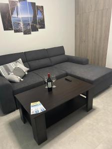 un canapé et une table basse dans un salon dans l'établissement Viktor's house by the sea, à Boukari