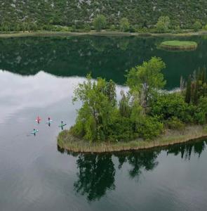 eine Luftansicht von Menschen auf einer Insel in einem See in der Unterkunft Villa Tina in Ploče