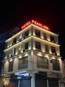 hotelential inn z neonem na górze w obiekcie Hotel Pearl inn w mieście Rudrapur
